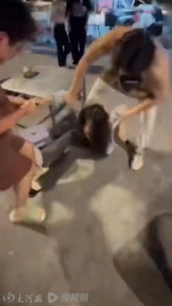 百进配资 女子疑似持刀追赶小孩，被2名男子制服！警方回应